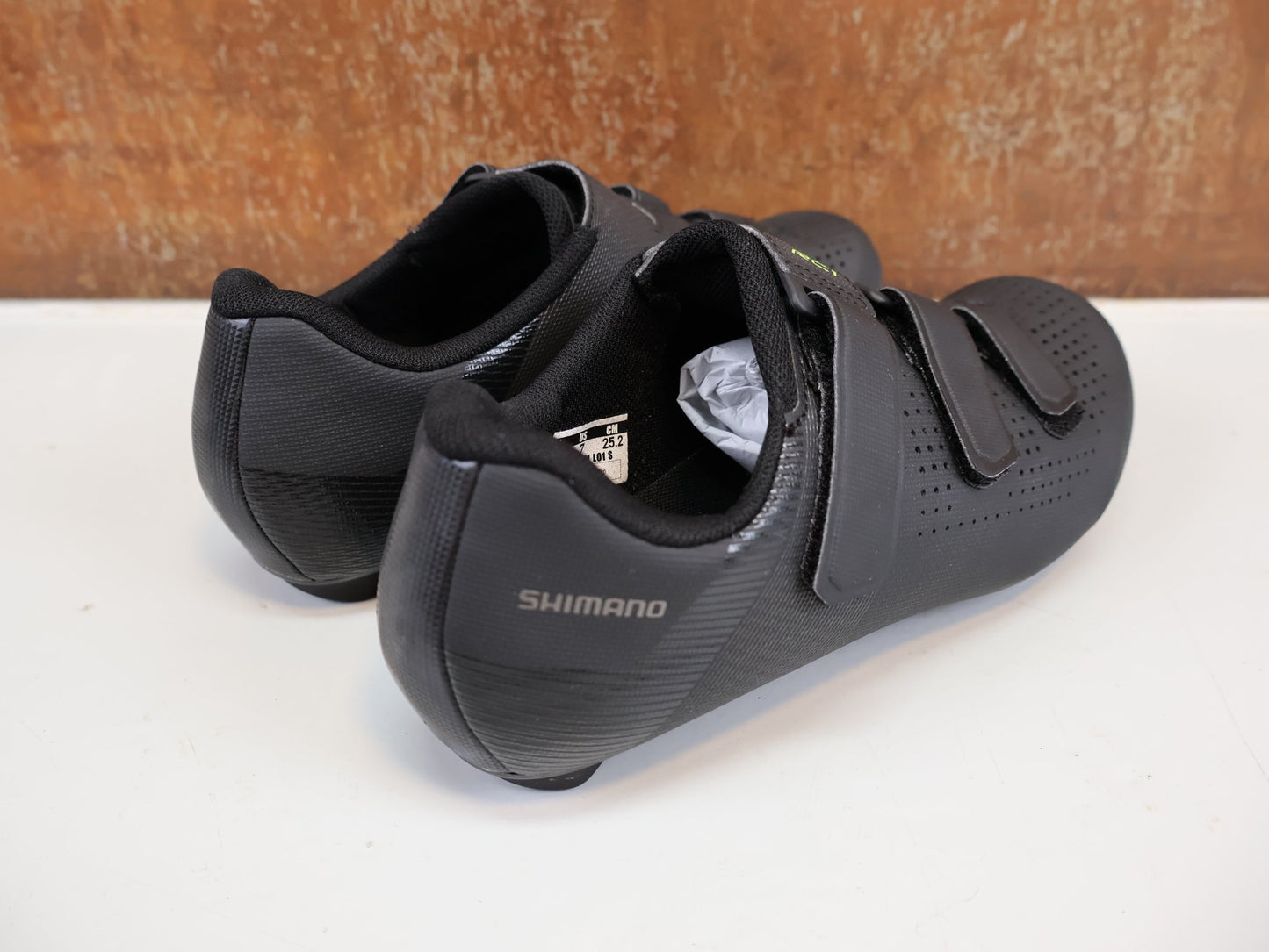 RR - Herrenschuhe von Shimano, SHIMANO SH - RC100 RENNRADSCHUHE HERREN / SCHWARZ / SPD - SL / DYNALAST vor USEDBIKES - OB.DE Hintergrund