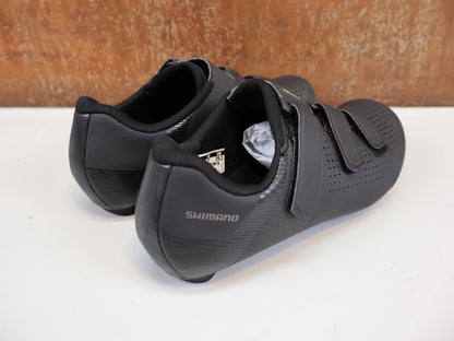 RR - Herrenschuhe von Shimano, SHIMANO SH - RC100 RENNRADSCHUHE HERREN / SCHWARZ / SPD - SL / DYNALAST vor USEDBIKES - OB.DE Hintergrund