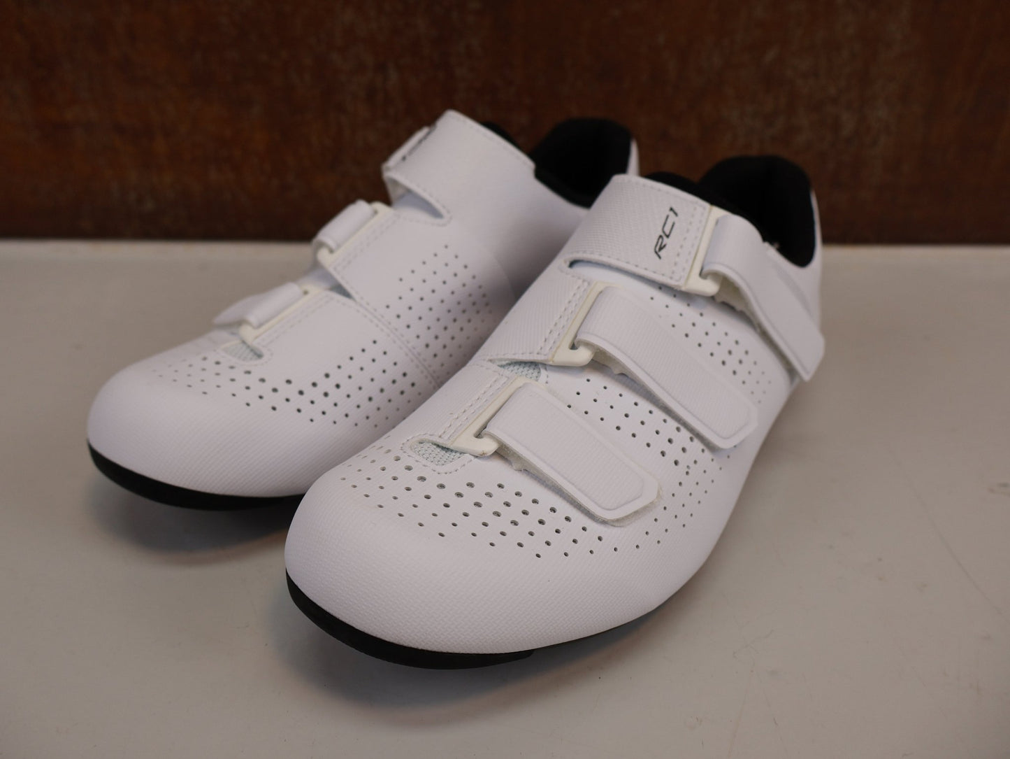 RR - Herrenschuhe von Shimano, SHIMANO SH - RC100 RENNRADSCHUHE HERREN / WEISS / GR. 43 / DYNALAST / 2024 vor USEDBIKES - OB.DE Hintergrund
