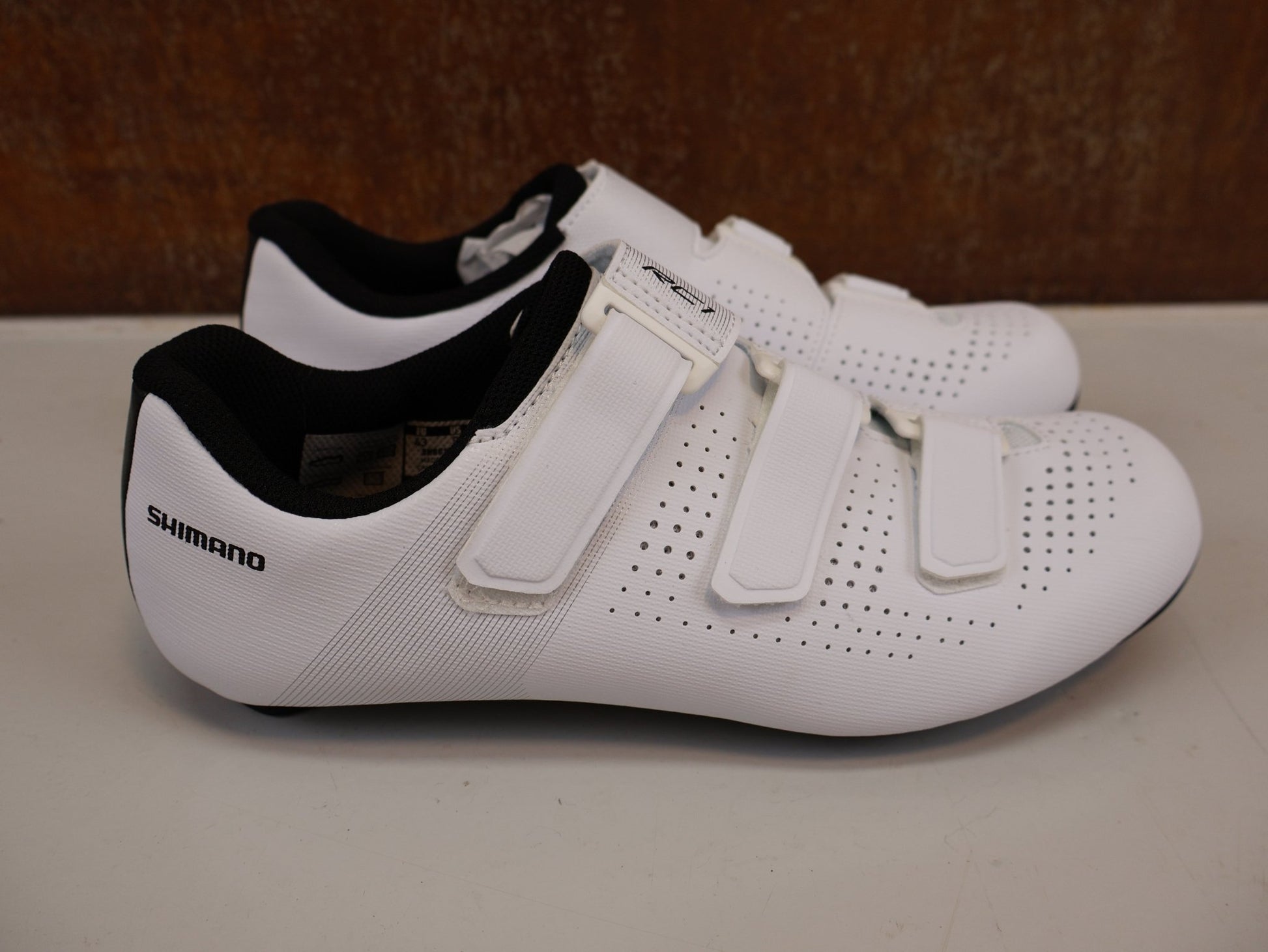 RR - Herrenschuhe von Shimano, SHIMANO SH - RC100 RENNRADSCHUHE HERREN / WEISS / GR. 43 / DYNALAST / 2024 vor USEDBIKES - OB.DE Hintergrund