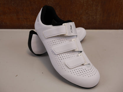 RR - Herrenschuhe von Shimano, SHIMANO SH - RC100 RENNRADSCHUHE HERREN / WEISS / GR. 43 / DYNALAST / 2024 vor USEDBIKES - OB.DE Hintergrund