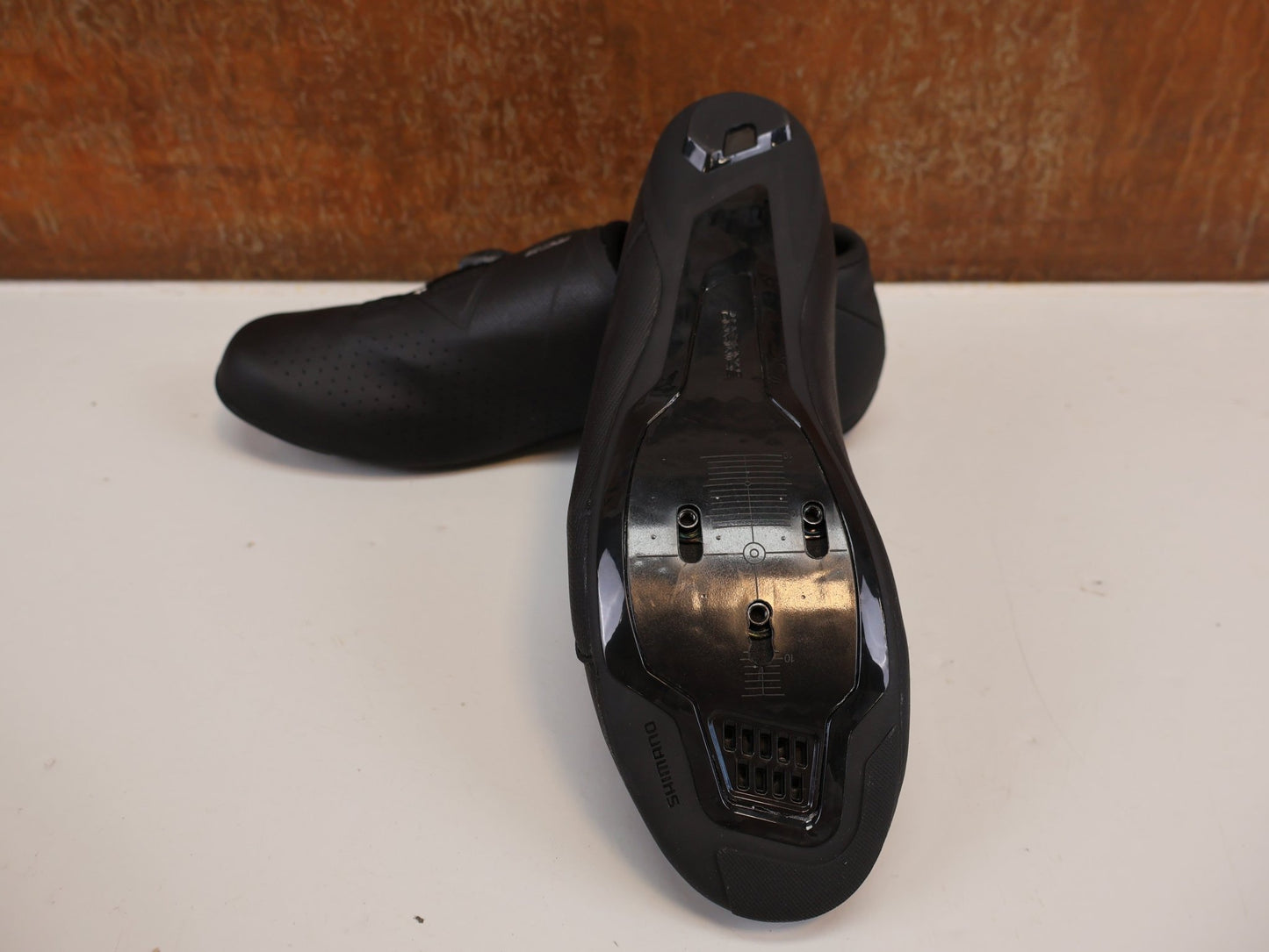 RR - Herrenschuhe von Shimano, SHIMANO SH - RC300 RENNRADSCHUHE HERREN / SCHWARZ / GR. 43 / BOA L6 / SPD - SL vor USEDBIKES - OB.DE Hintergrund