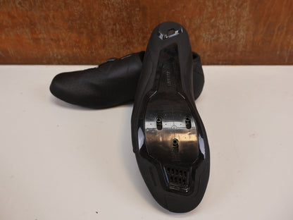 RR - Herrenschuhe von Shimano, SHIMANO SH - RC300 RENNRADSCHUHE HERREN / SCHWARZ / GR. 43 / BOA L6 / SPD - SL vor USEDBIKES - OB.DE Hintergrund