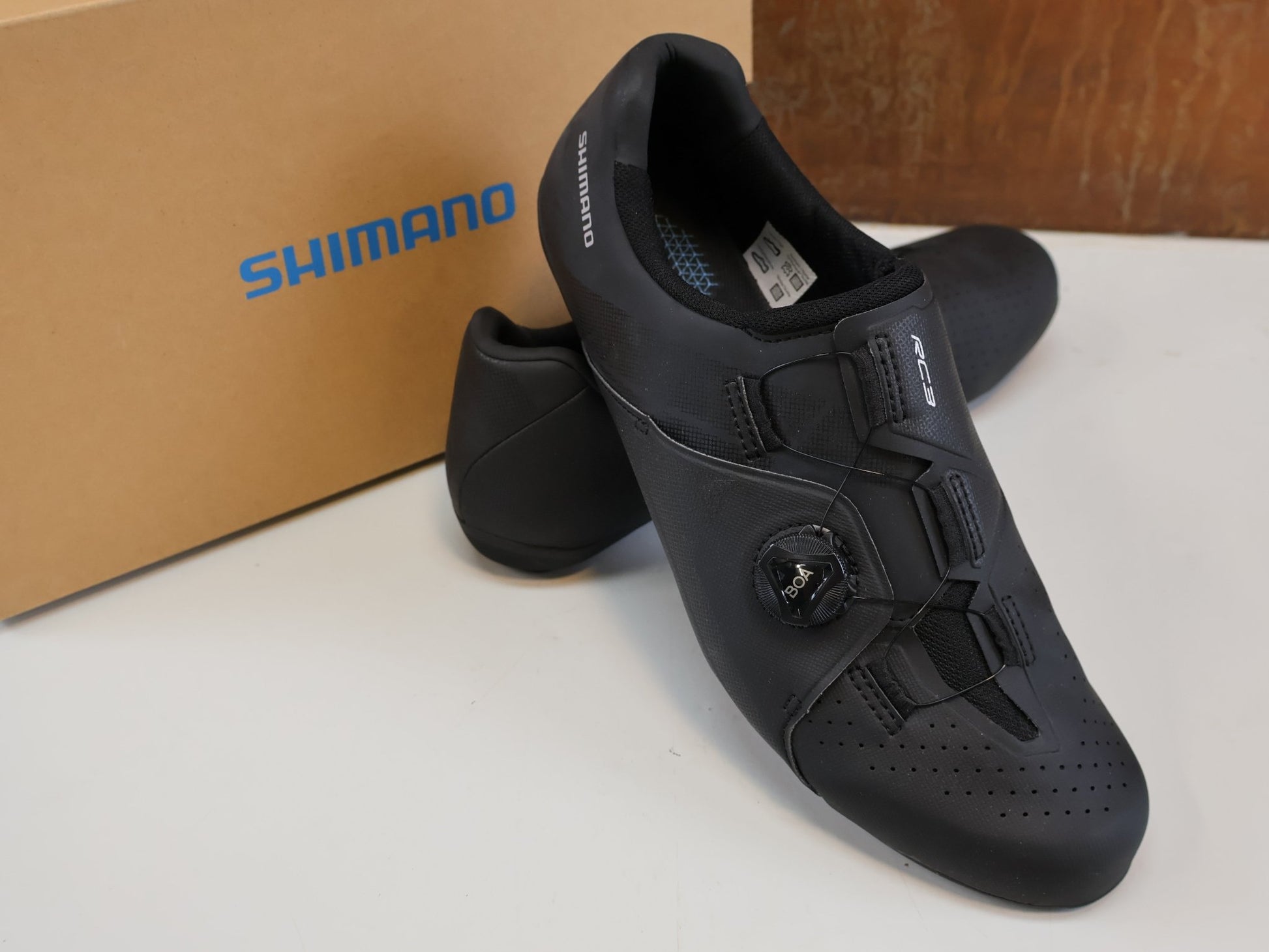 MTB - Herrenschuhe von Shimano, SHIMANO SH - RC300 WIDE RENNRADSCHUHE / BLACK / BREITE PASSFORM / BOA L6 / SPD - SL vor USEDBIKES - OB.DE Hintergrund