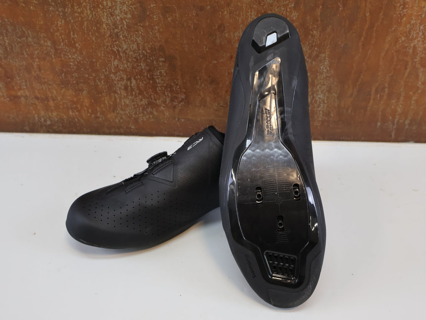 MTB - Herrenschuhe von Shimano, SHIMANO SH - RC300 WIDE RENNRADSCHUHE / BLACK / BREITE PASSFORM / BOA L6 / SPD - SL vor USEDBIKES - OB.DE Hintergrund