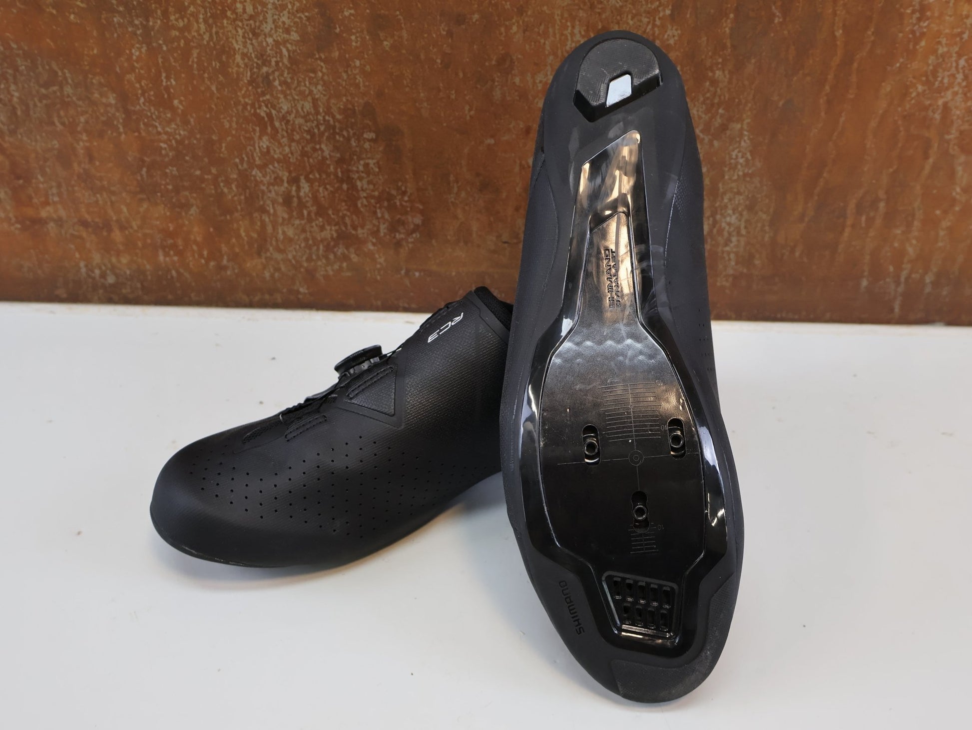 MTB - Herrenschuhe von Shimano, SHIMANO SH - RC300 WIDE RENNRADSCHUHE / BLACK / BREITE PASSFORM / BOA L6 / SPD - SL vor USEDBIKES - OB.DE Hintergrund