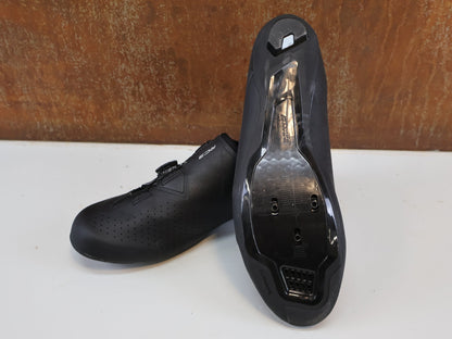MTB - Herrenschuhe von Shimano, SHIMANO SH - RC300 WIDE RENNRADSCHUHE / BLACK / BREITE PASSFORM / BOA L6 / SPD - SL vor USEDBIKES - OB.DE Hintergrund