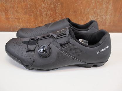 MTB - Herrenschuhe von Shimano, SHIMANO SH - XC300 MTB - SCHUHE / SCHWARZ / GR. 44 / BOA L6 / SPD / XC3 vor USEDBIKES - OB.DE Hintergrund