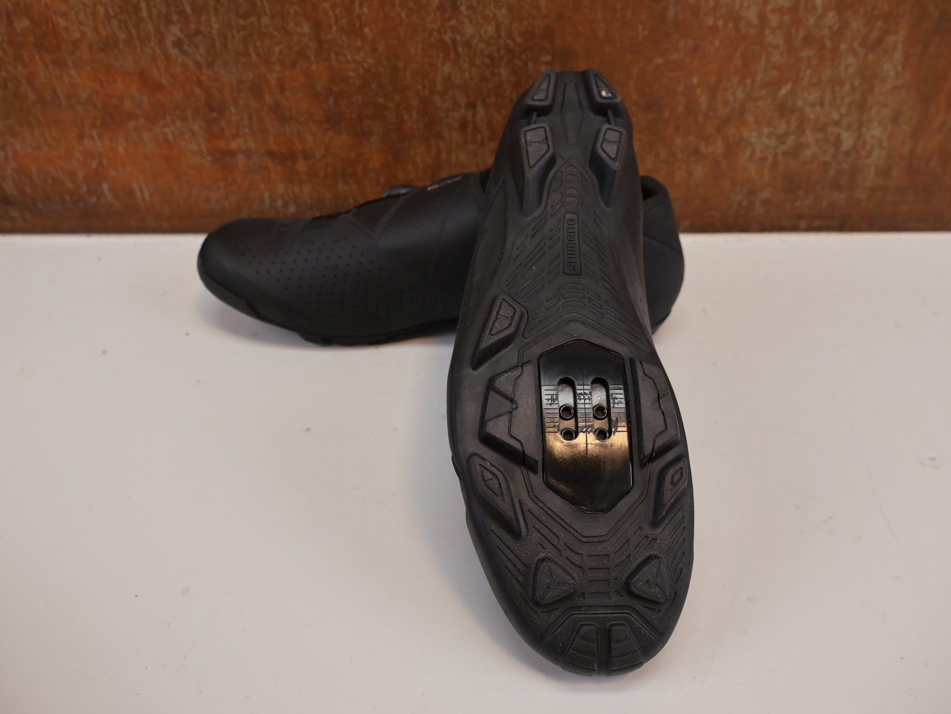 MTB - Herrenschuhe von Shimano, SHIMANO SH - XC300 MTB - SCHUHE / SCHWARZ / GR. 44 / BOA L6 / SPD / XC3 vor USEDBIKES - OB.DE Hintergrund