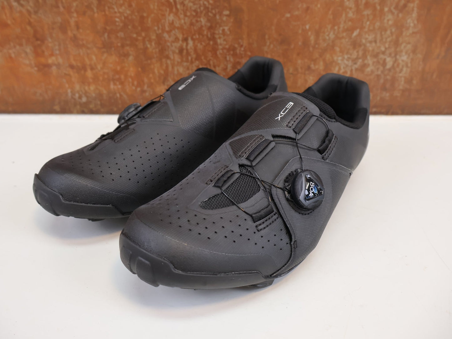 MTB - Herrenschuhe von Shimano, SHIMANO SH - XC300 MTB - SCHUHE / SCHWARZ / GR. 44 / BOA L6 / SPD / XC3 vor USEDBIKES - OB.DE Hintergrund