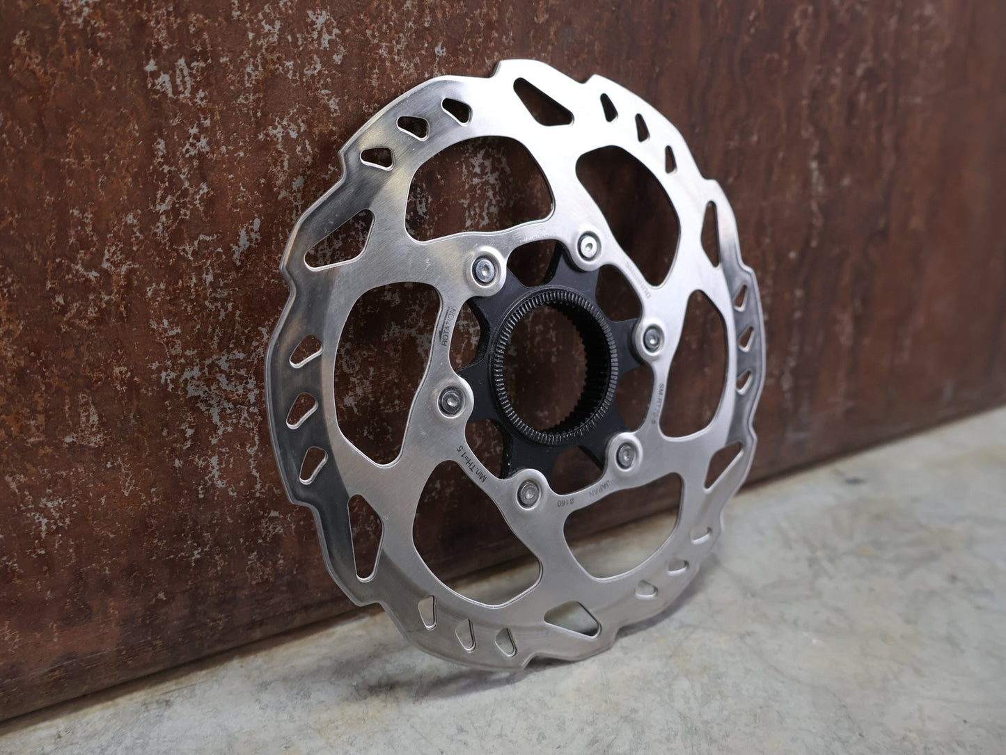 Bremsscheibe von Shimano, SHIMANO SLX / 105 BREMSSCHEIBE SM - RT70 CENTERLOCK 160MM vor USEDBIKES - OB.DE Hintergrund