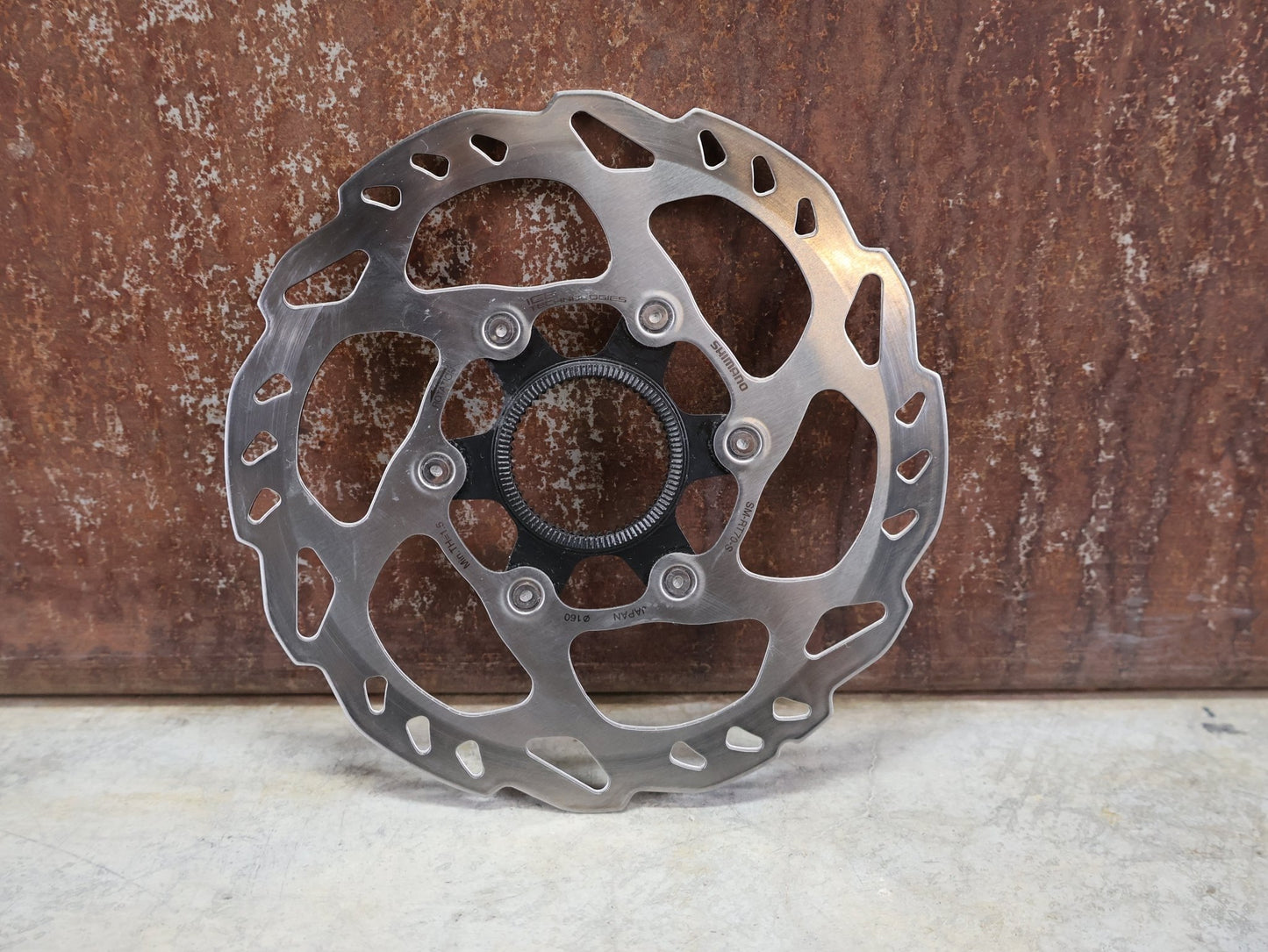 Bremsscheibe von Shimano, SHIMANO SLX / 105 BREMSSCHEIBE SM - RT70 CENTERLOCK 160MM vor USEDBIKES - OB.DE Hintergrund