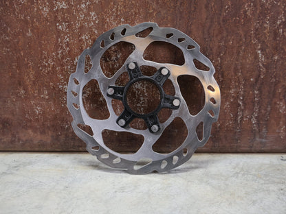 Bremsscheibe von Shimano, SHIMANO SLX / 105 BREMSSCHEIBE SM - RT70 CENTERLOCK 160MM vor USEDBIKES - OB.DE Hintergrund