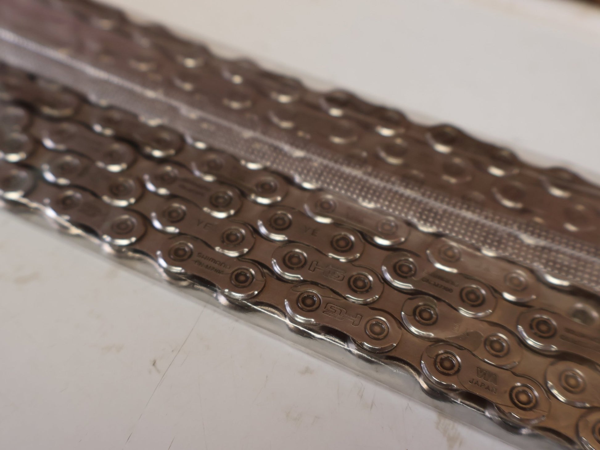 Kette von Shimano, SHIMANO SLX 105 CN M7100 12 FACH KETTE 116 / 126 GLIEDER vor USEDBIKES-OB.DE Hintergrund