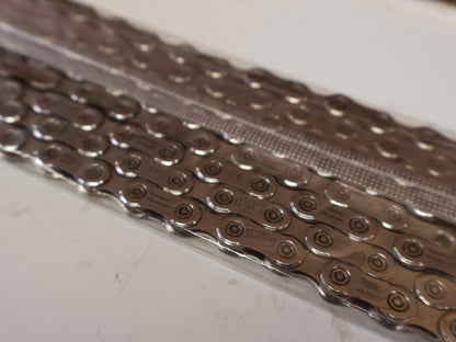 Kette von Shimano, SHIMANO SLX 105 CN M7100 12 FACH KETTE 116 / 126 GLIEDER vor USEDBIKES-OB.DE Hintergrund