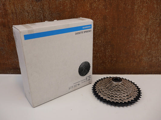 Kassette & Zahnkränze von Shimano, SHIMANO SLX CS - M7000 KASSETTE / 11 - FACH / 11 - 42 ZÄHNE / MTB vor USEDBIKES - OB.DE Hintergrund