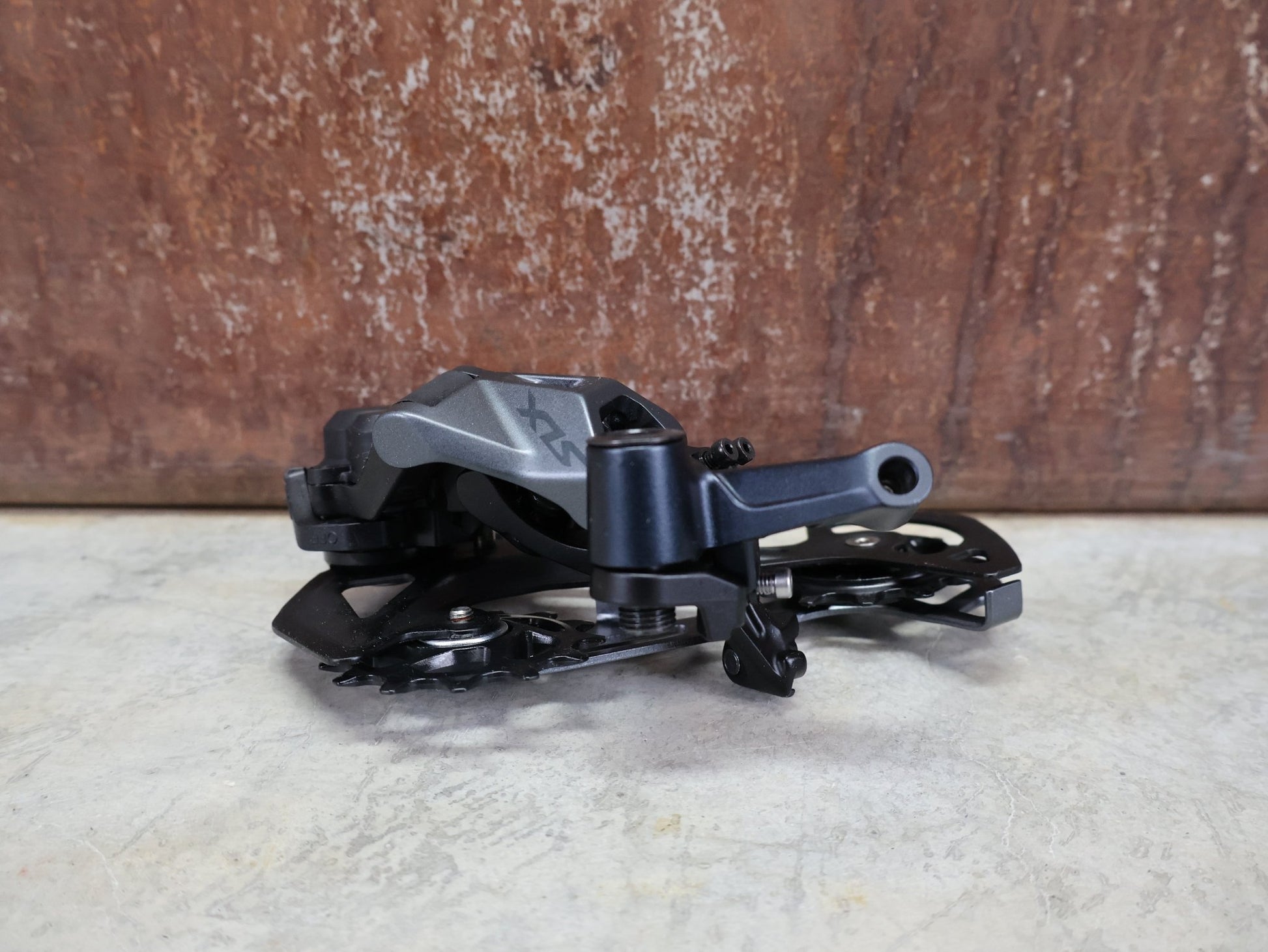 Schaltungsteile von Shimano, SHIMANO SLX RD - M7100 - SGS SCHALTWERK 12 FACH vor USEDBIKES - OB.DE Hintergrund