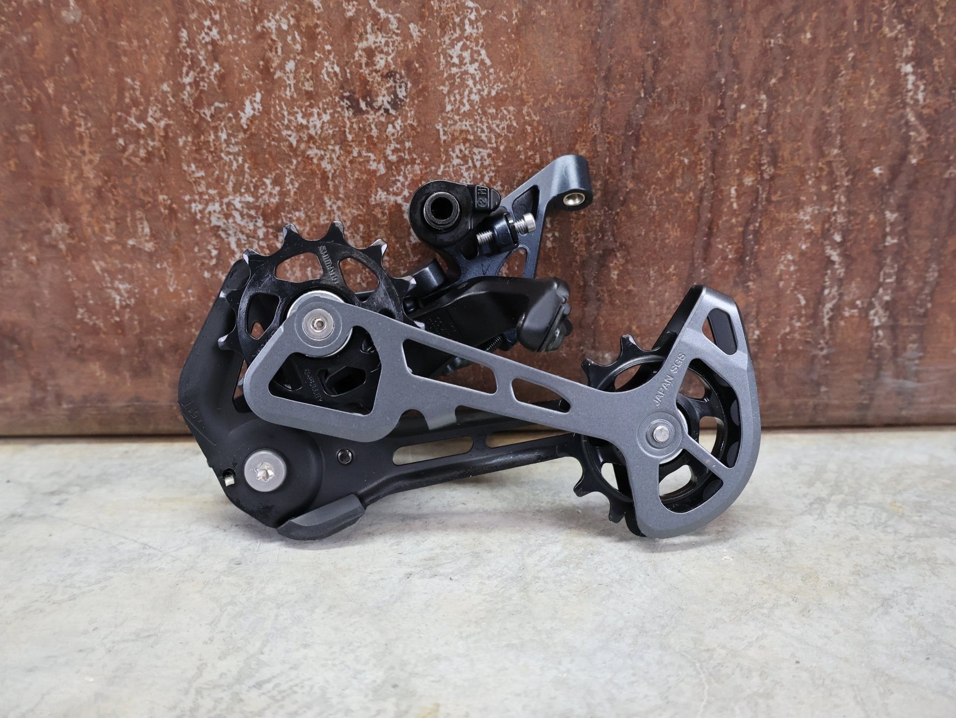 Schaltungsteile von Shimano, SHIMANO SLX RD - M7100 - SGS SCHALTWERK 12 FACH vor USEDBIKES - OB.DE Hintergrund