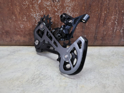 Schaltungsteile von Shimano, SHIMANO SLX RD - M7100 - SGS SCHALTWERK 12 FACH vor USEDBIKES - OB.DE Hintergrund