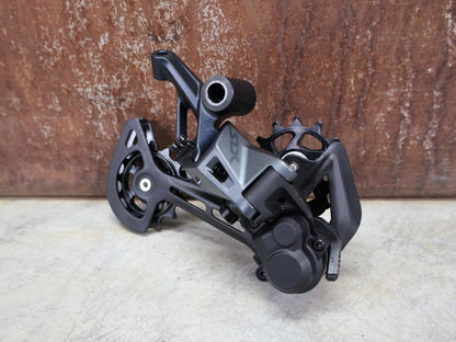 Schaltungsteile von Shimano, SHIMANO SLX RD - M7100 - SGS SCHALTWERK 12 FACH vor USEDBIKES - OB.DE Hintergrund