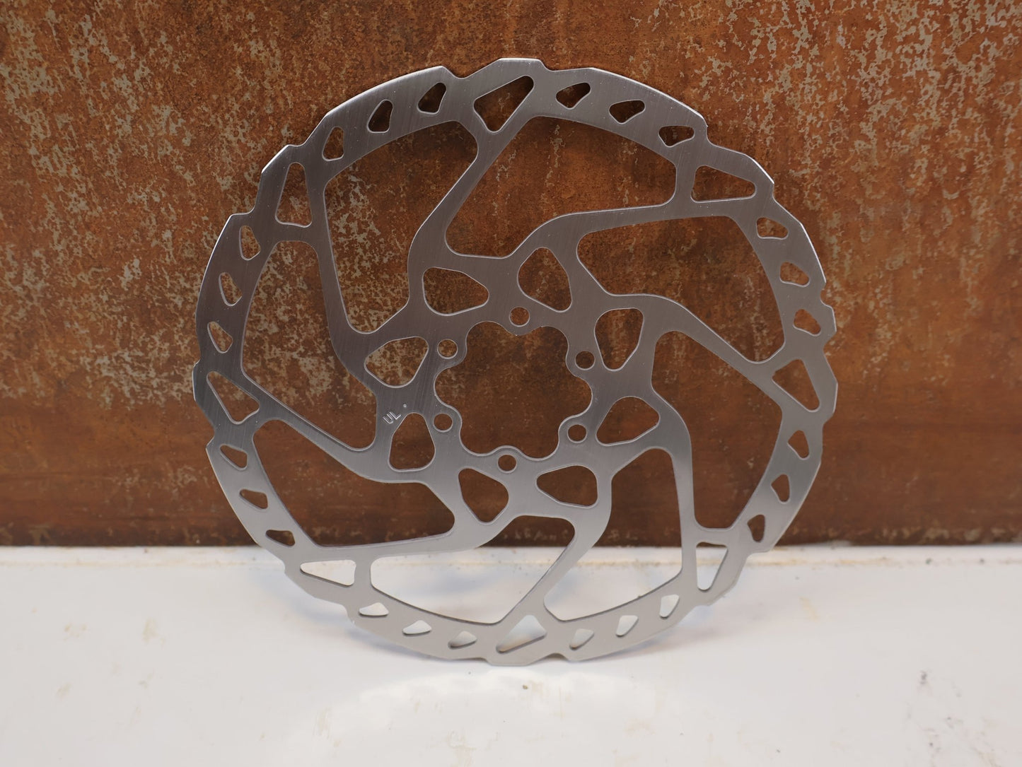 Bremsscheibe von Shimano, SHIMANO SLX SM RT66 BREMSSCHEIBE 180MM 6 LOCH vor USEDBIKES-OB.DE Hintergrund