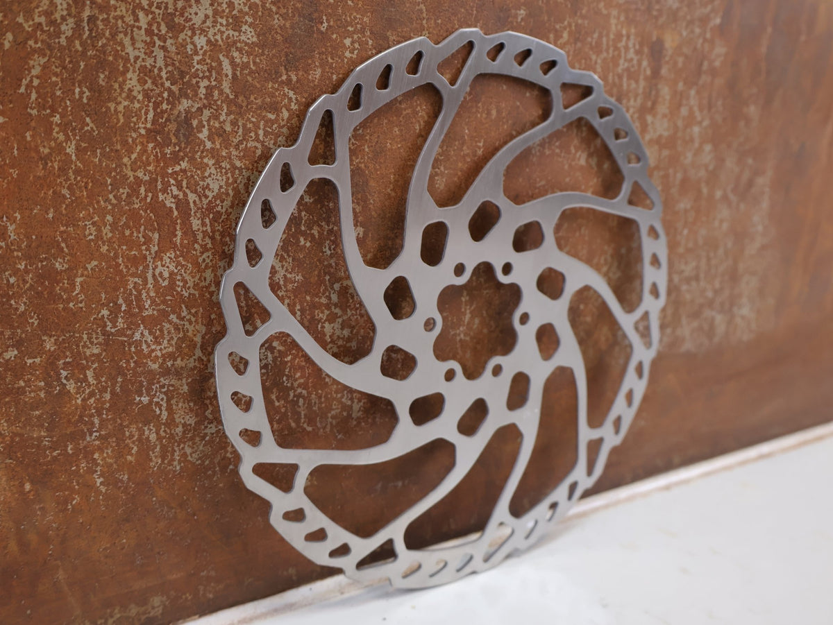 Bremsscheibe von Shimano, SHIMANO SLX SM-RT66 Bremsscheibe 203mm 6-Loch Edelstahl vor USEDBIKES-OB.DE Hintergrund