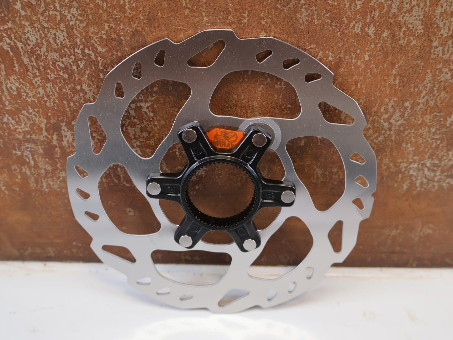 Bremsscheibe von Shimano, SHIMANO SLX SM RT70 BREMSSCHEIBE 160MM CENTER LOCK vor USEDBIKES-OB.DE Hintergrund