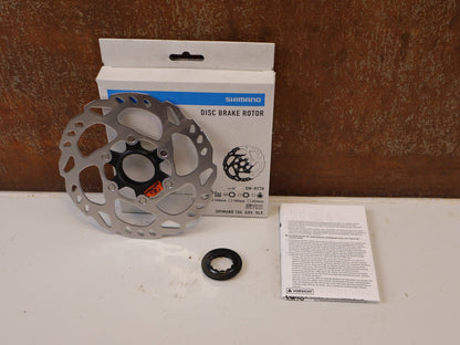 Bremsscheibe von Shimano, SHIMANO SLX SM RT70 BREMSSCHEIBE 160MM CENTER LOCK vor USEDBIKES-OB.DE Hintergrund