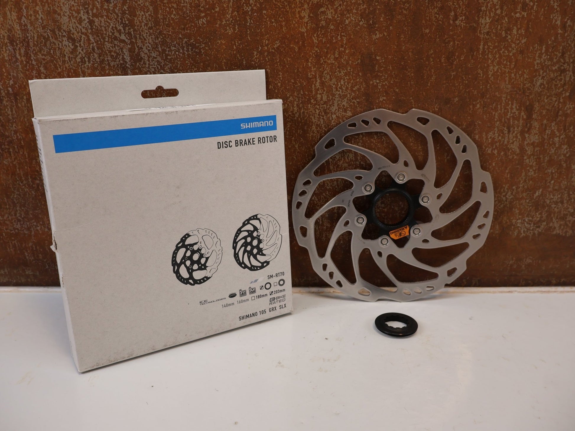 Bremsscheibe von Shimano, SHIMANO SLX SM-RT70 BREMSSCHEIBE 203MM / CENTERLOCK ICE-TECH MTB vor USEDBIKES-OB.DE Hintergrund