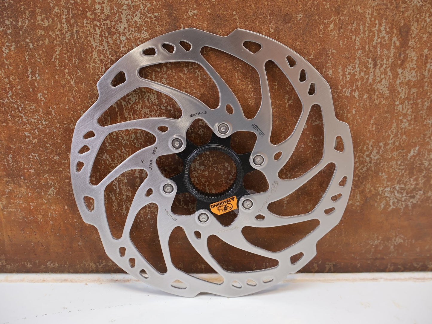 Bremsscheibe von Shimano, SHIMANO SLX SM-RT70 BREMSSCHEIBE 203MM / CENTERLOCK ICE-TECH MTB vor USEDBIKES-OB.DE Hintergrund