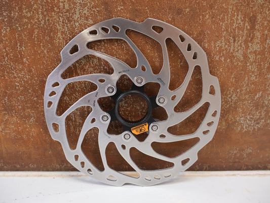 Bremsscheibe von Shimano, SHIMANO SLX SM-RT70 BREMSSCHEIBE 203MM / CENTERLOCK ICE-TECH MTB vor USEDBIKES-OB.DE Hintergrund