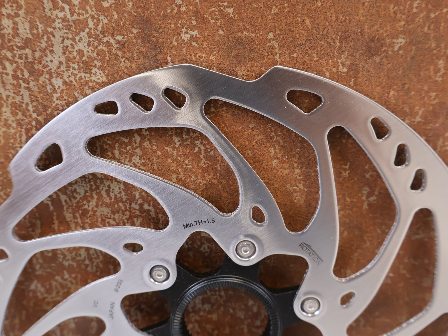 Bremsscheibe von Shimano, SHIMANO SLX SM-RT70 BREMSSCHEIBE 203MM / CENTERLOCK ICE-TECH MTB vor USEDBIKES-OB.DE Hintergrund