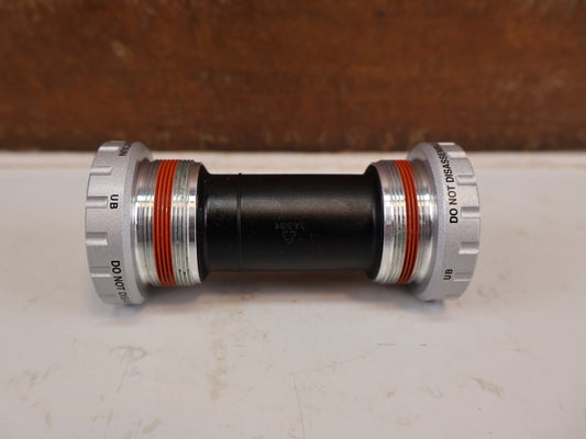 Innenlager von Shimano, SHIMANO SM-BB52 HOLLOWTECH II INNENLAGER BSA 83MM vor USEDBIKES-OB.DE Hintergrund