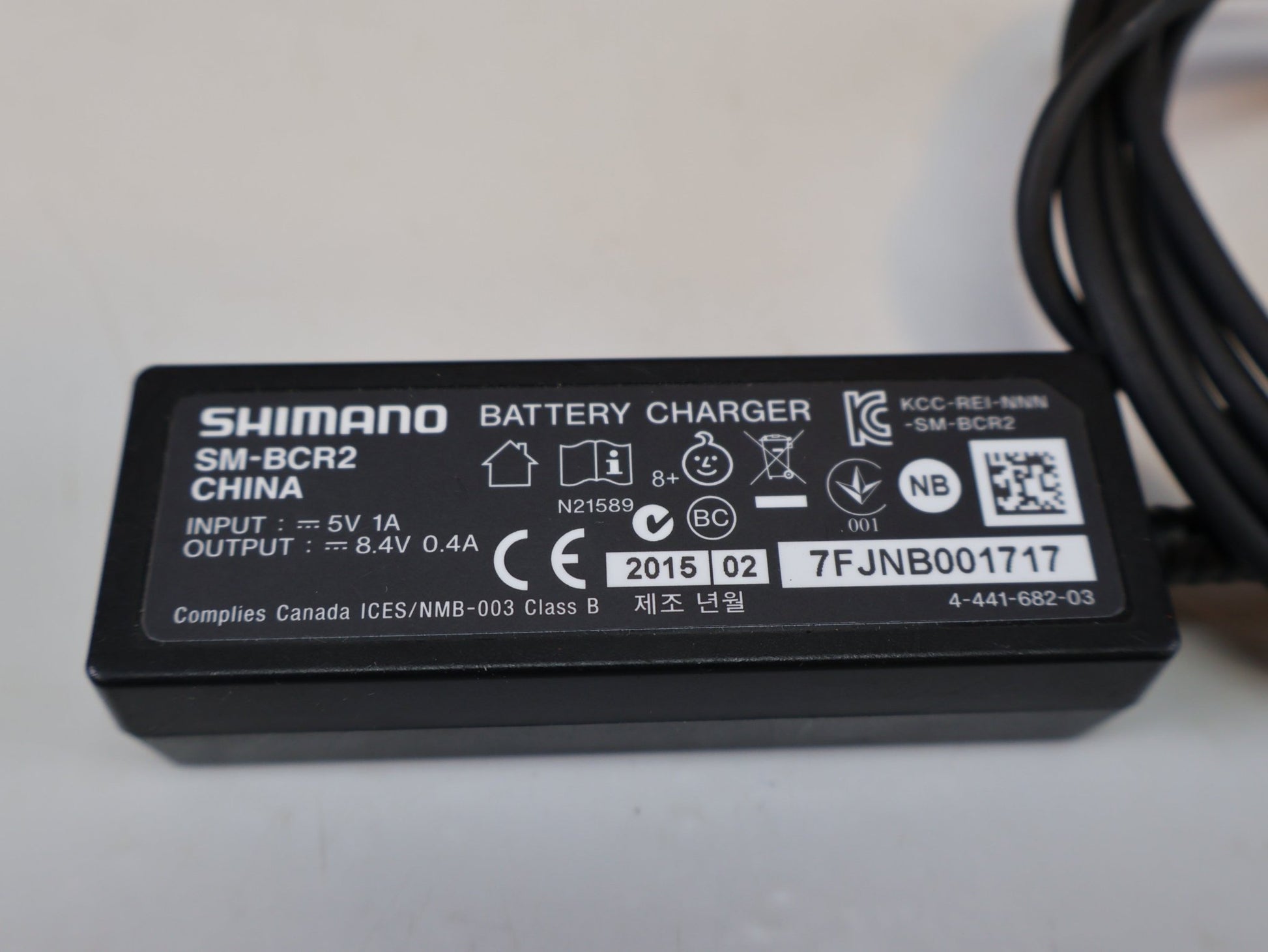 Di2 Zubehör von Shimano, SHIMANO SM-BCR2 DI2 / LADEGERÄT UND PC INTERFACE / INTERNER AKKU 11-FACH vor USEDBIKES-OB.DE Hintergrund