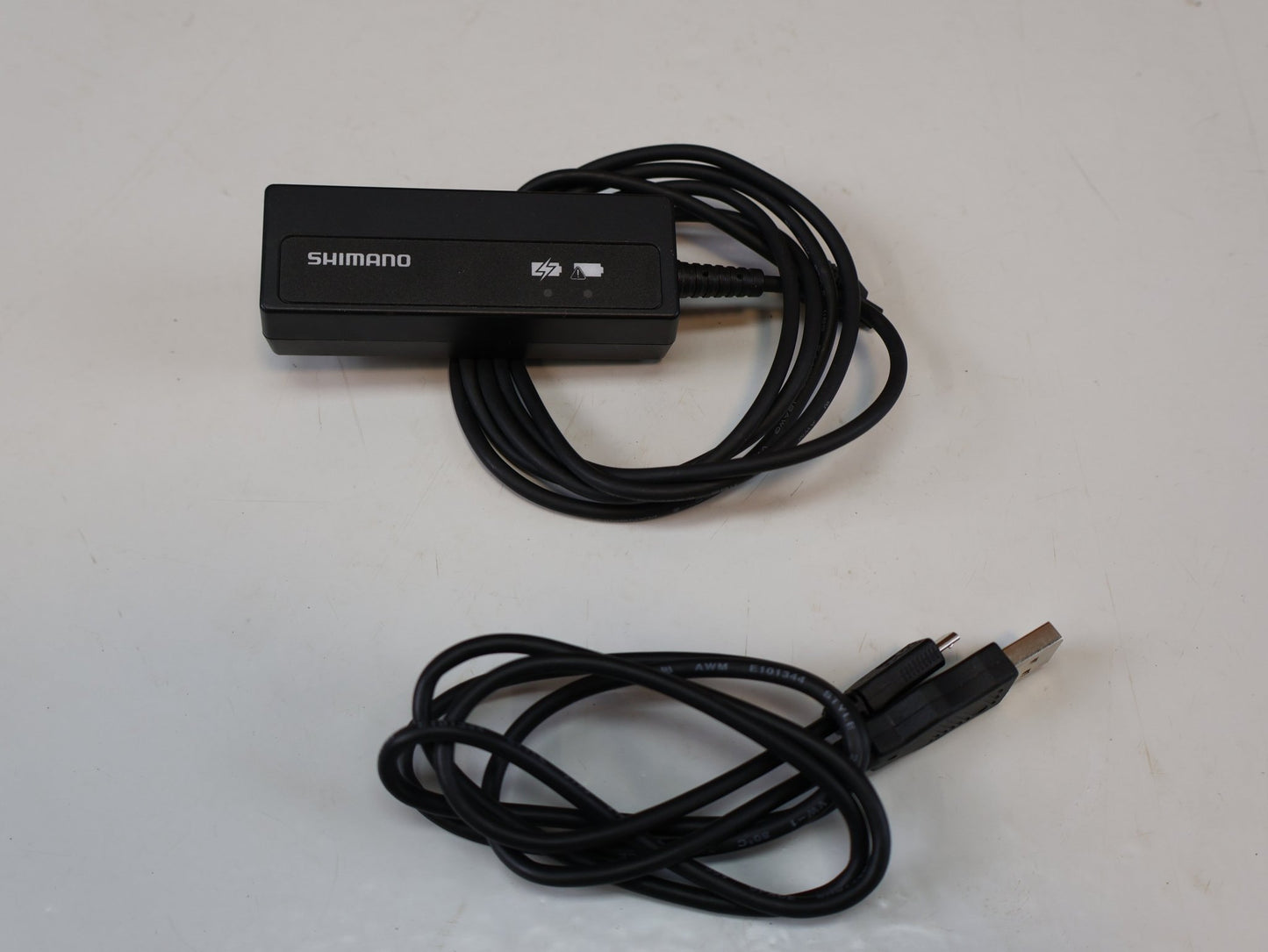 Di2 Zubehör von Shimano, SHIMANO SM-BCR2 DI2 / LADEGERÄT UND PC INTERFACE / INTERNER AKKU 11-FACH vor USEDBIKES-OB.DE Hintergrund