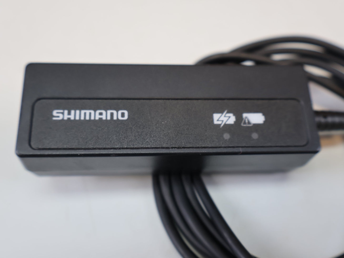 Di2 Zubehör von Shimano, SHIMANO SM-BCR2 DI2 / LADEGERÄT UND PC INTERFACE / INTERNER AKKU 11-FACH vor USEDBIKES-OB.DE Hintergrund