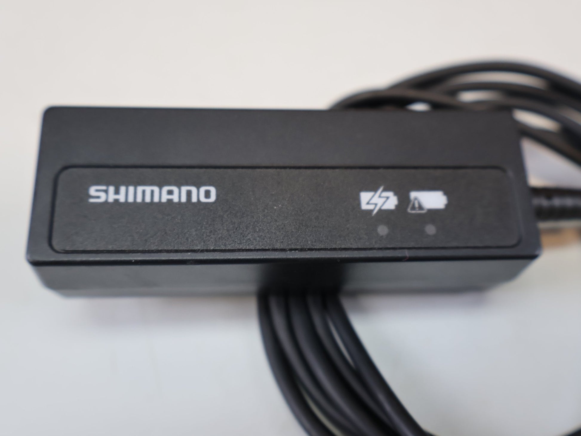 Di2 Zubehör von Shimano, SHIMANO SM-BCR2 DI2 / LADEGERÄT UND PC INTERFACE / INTERNER AKKU 11-FACH vor USEDBIKES-OB.DE Hintergrund