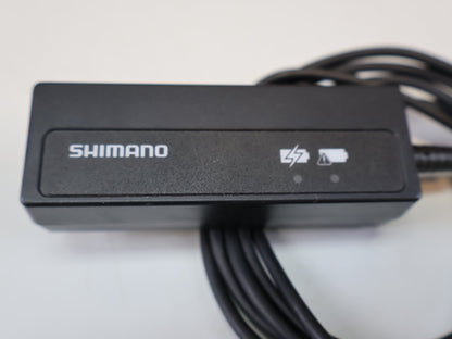 Di2 Zubehör von Shimano, SHIMANO SM-BCR2 DI2 / LADEGERÄT UND PC INTERFACE / INTERNER AKKU 11-FACH vor USEDBIKES-OB.DE Hintergrund
