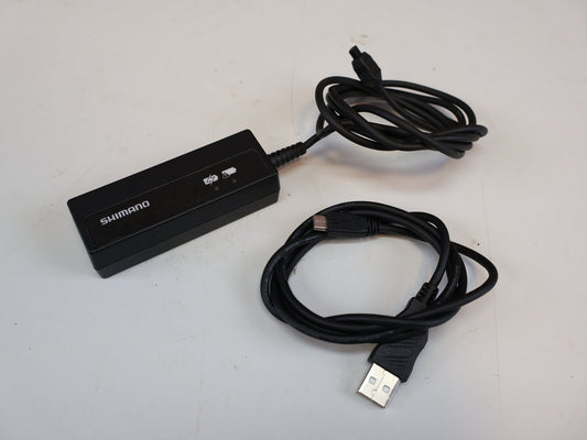 Di2 Zubehör von Shimano, SHIMANO SM-BCR2 DI2 / LADEGERÄT UND PC INTERFACE / INTERNER AKKU 11-FACH vor USEDBIKES-OB.DE Hintergrund