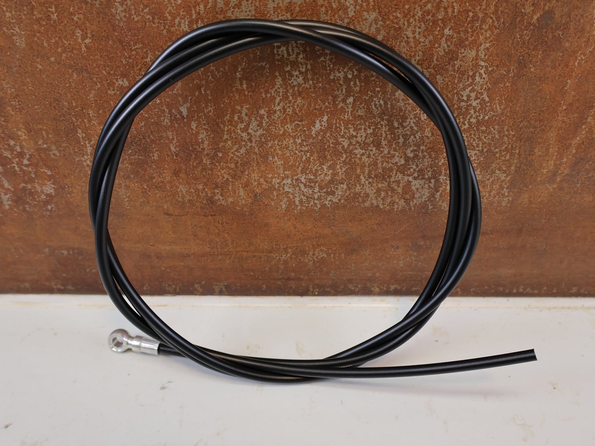 Bremsleitung von Shimano, SHIMANO SM BH59 SB BREMSLEITUNG 1700MM SCHWARZ vor USEDBIKES-OB.DE Hintergrund