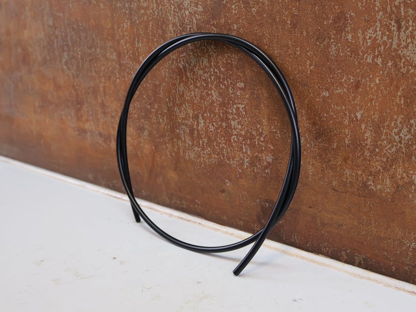 Bremsleitung von Shimano, SHIMANO SM-BH90 SCHEIBENBREMSLEITUNG VORKONFEKTIONIERT / VR 1000MM HR 1700MM vor USEDBIKES-OB.DE Hintergrund