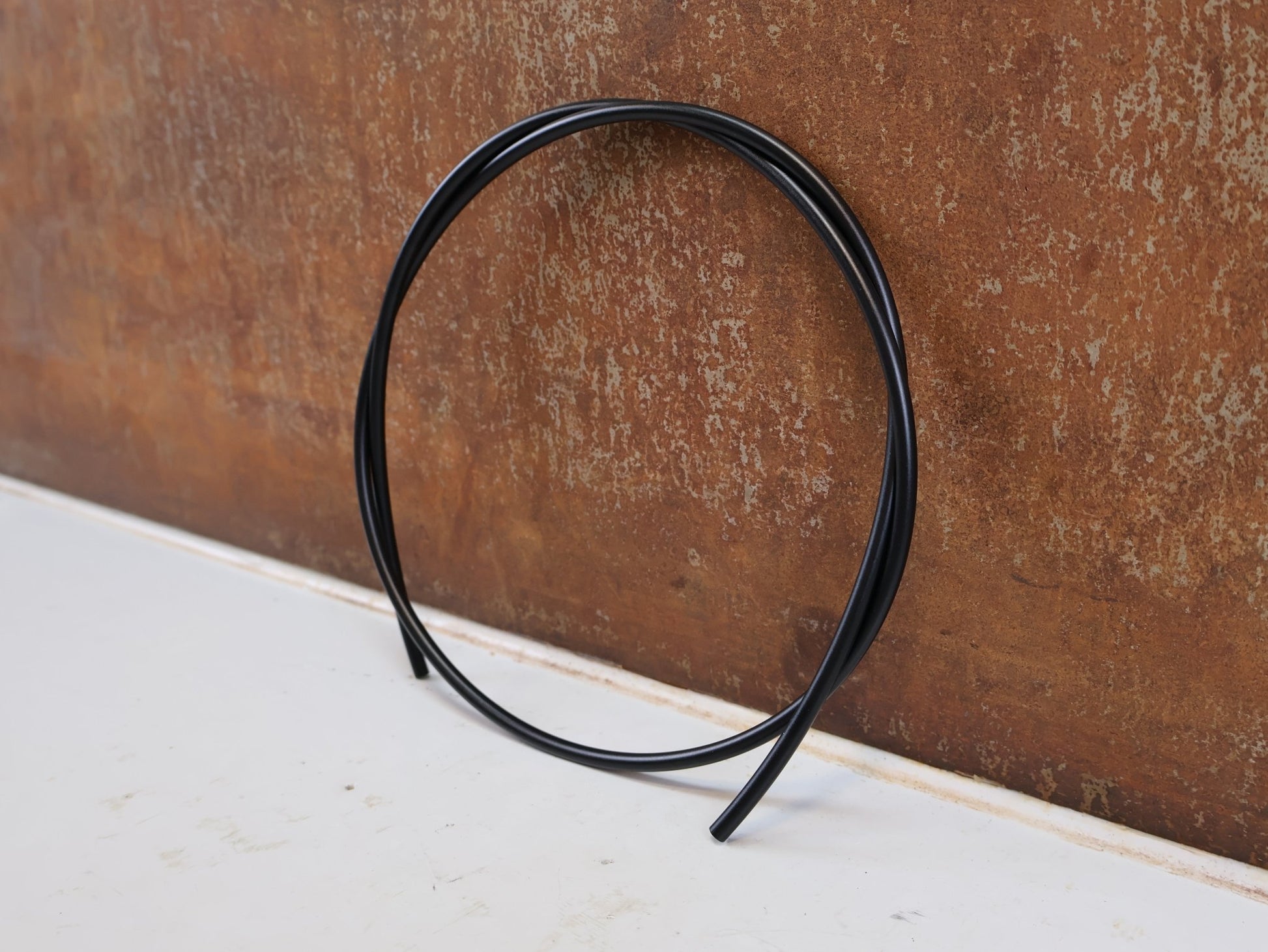 Bremsleitung von Shimano, SHIMANO SM-BH90 SCHEIBENBREMSLEITUNG VORKONFEKTIONIERT / VR 1000MM HR 1700MM vor USEDBIKES-OB.DE Hintergrund