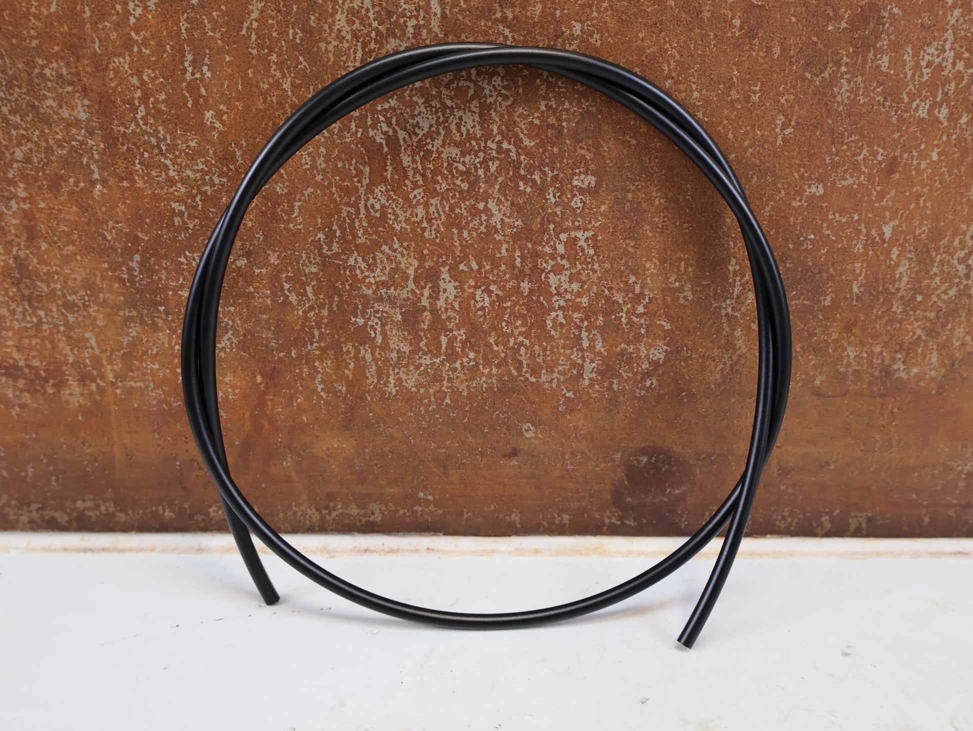Bremsleitung von Shimano, SHIMANO SM-BH90 SCHEIBENBREMSLEITUNG VORKONFEKTIONIERT / VR 1000MM HR 1700MM vor USEDBIKES-OB.DE Hintergrund