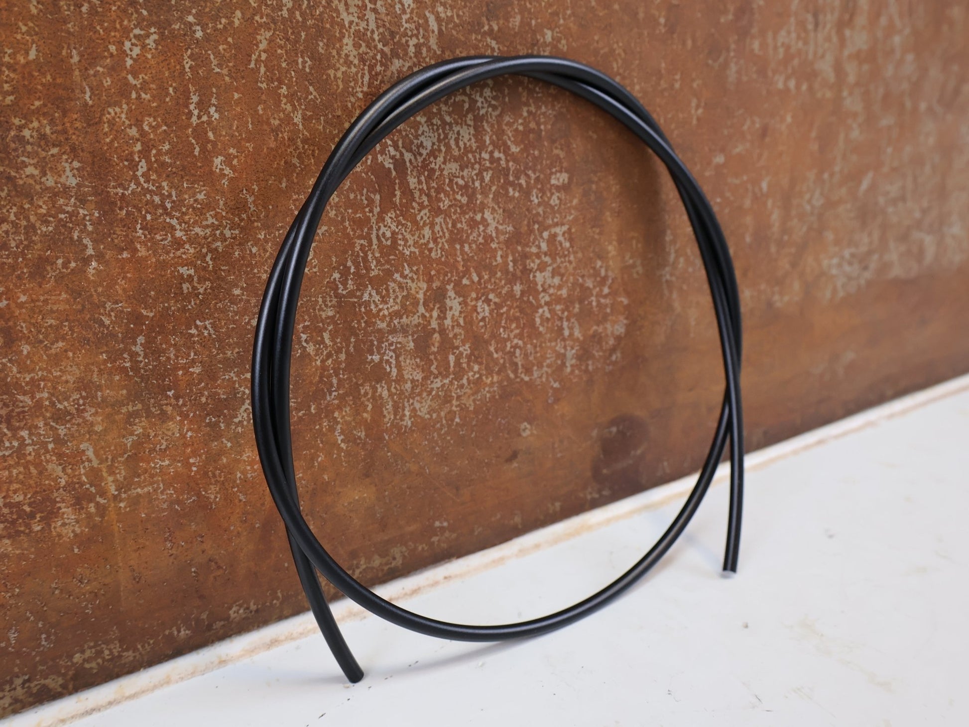 Bremsleitung von Shimano, SHIMANO SM-BH90 SCHEIBENBREMSLEITUNG VORKONFEKTIONIERT / VR 1000MM HR 1700MM vor USEDBIKES-OB.DE Hintergrund