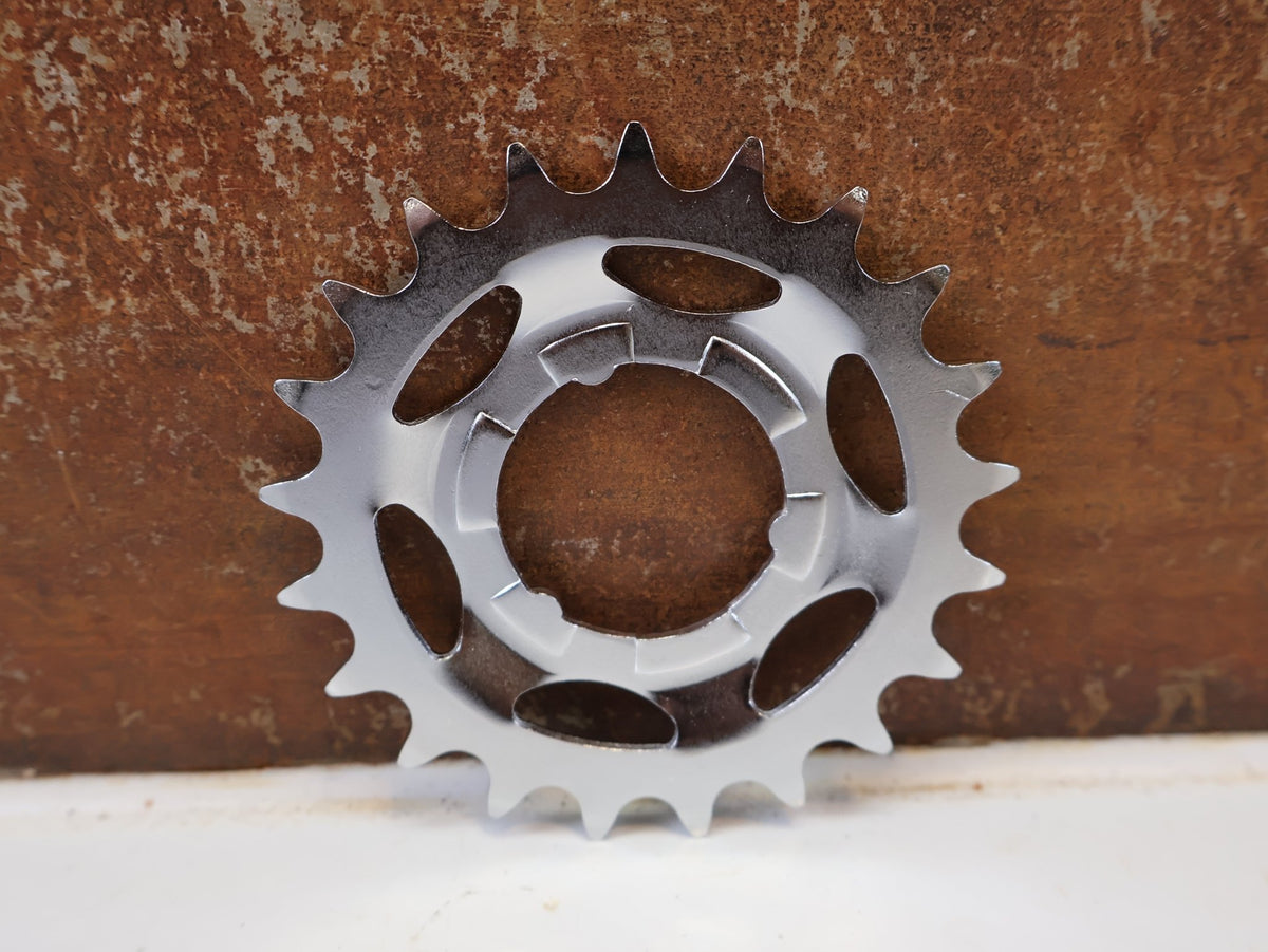 Kassette & Zahnkränze von Shimano, SHIMANO SM GEAR RITZEL / SPROCKET WHEEL / GETRIEBENABEN / 20 / 21 / 22 / 23 ZÄHNE NEXUS ALFINE SILBER vor USEDBIKES-OB.DE Hintergrund