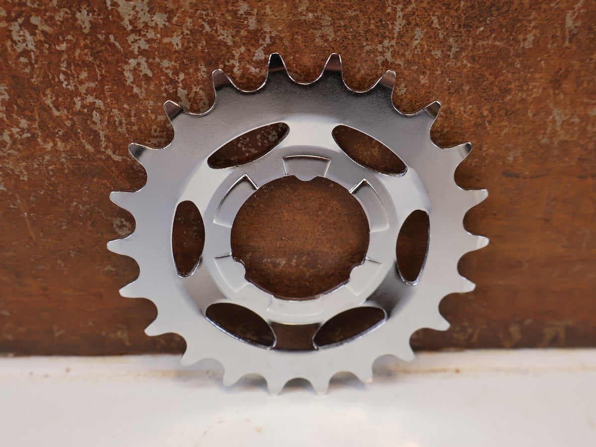 Kassette & Zahnkränze von Shimano, SHIMANO SM GEAR RITZEL / SPROCKET WHEEL / GETRIEBENABEN / 20 / 21 / 22 / 23 ZÄHNE NEXUS ALFINE SILBER vor USEDBIKES-OB.DE Hintergrund