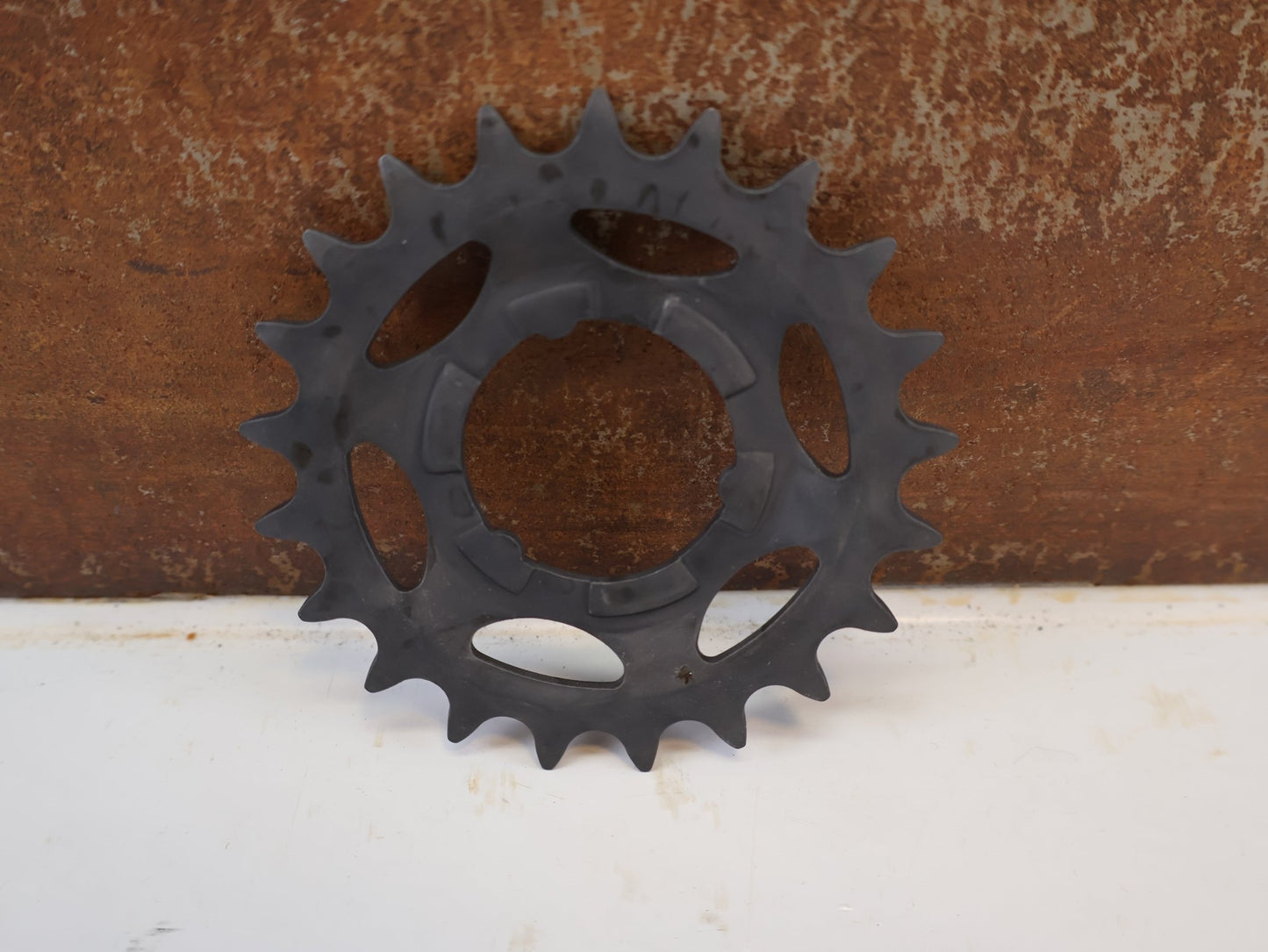 Kassette & Zahnkränze von Shimano, SHIMANO SM GEAR RITZEL / SPROCKET WHEEL / GETRIEBENABEN / 21 / 22 ZÄHNE NEXUS ALFINE SCHWARZ vor USEDBIKES-OB.DE Hintergrund