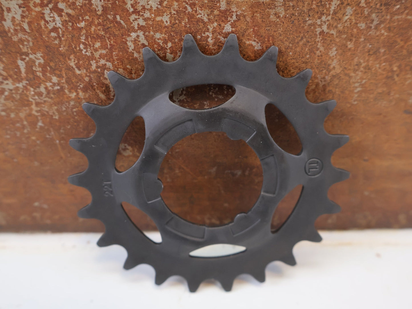 Kassette & Zahnkränze von Shimano, SHIMANO SM GEAR RITZEL / SPROCKET WHEEL / GETRIEBENABEN / 21 / 22 ZÄHNE NEXUS ALFINE SCHWARZ vor USEDBIKES-OB.DE Hintergrund