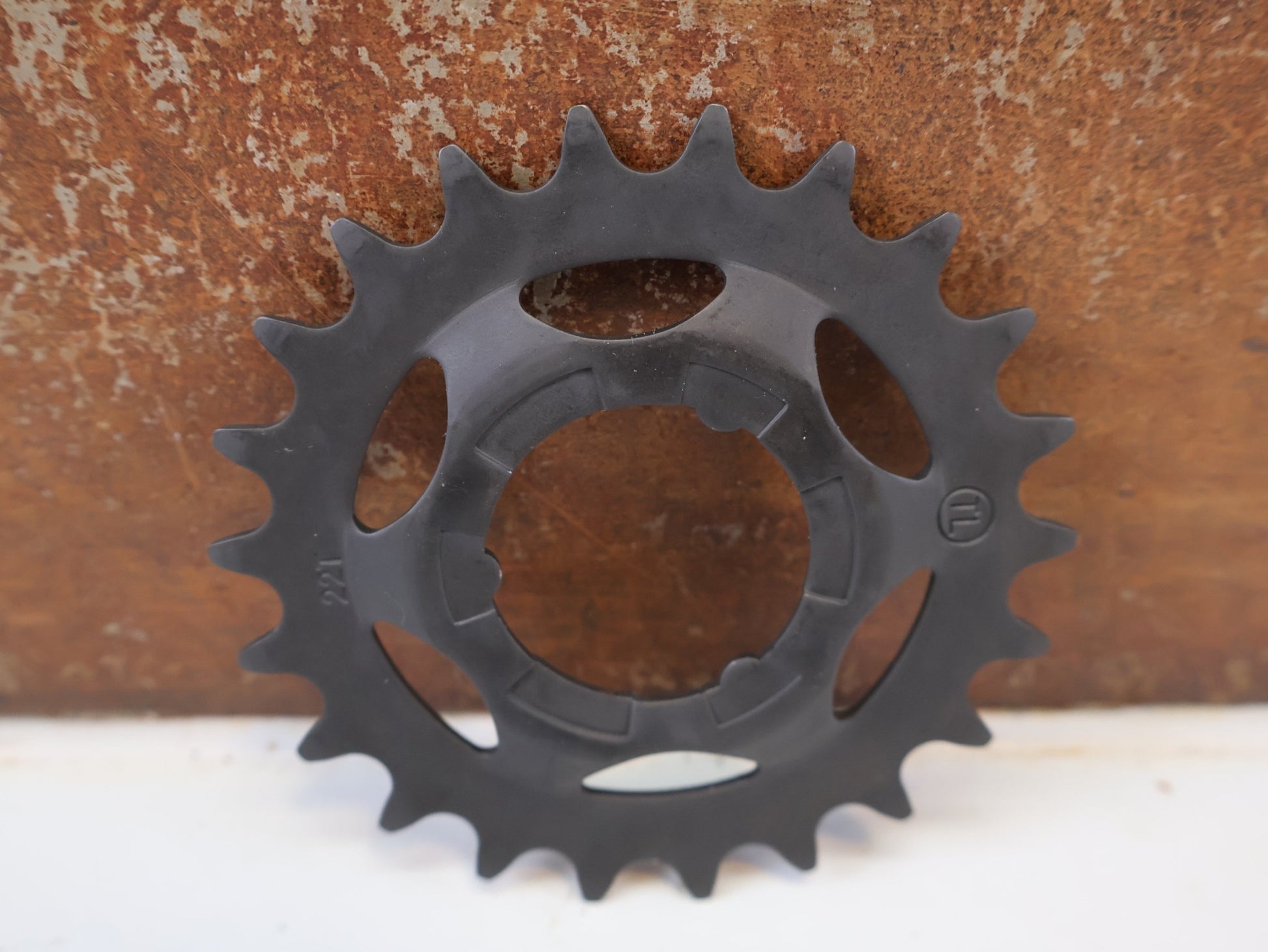 Kassette & Zahnkränze von Shimano, SHIMANO SM GEAR RITZEL / SPROCKET WHEEL / GETRIEBENABEN / 21 / 22 ZÄHNE NEXUS ALFINE SCHWARZ vor USEDBIKES-OB.DE Hintergrund