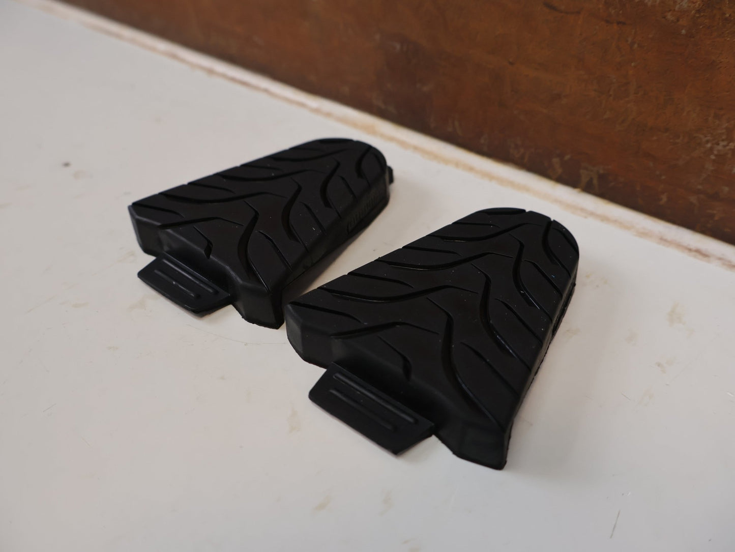 Pedale von Shimano, SHIMANO SM-SH45 CLEAT COVER SCHUHPLATTEN ABDECKUNG SPD-SL / ESMSH45 vor USEDBIKES-OB.DE Hintergrund